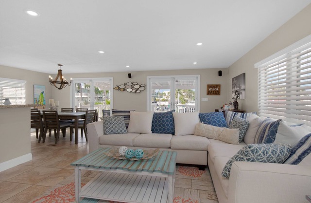 Key Largo Waterfront home with 40’ dock and boat lift. Walk to Pennekamp
