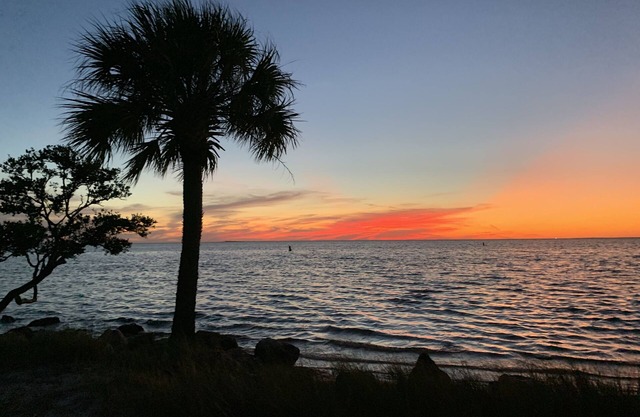 Key West Style Bungalows Close to Beaches!