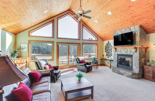 ¡NUEVO! Cabina w / Deck & Fire Pit - ¡9mi a Mt Rushmore!