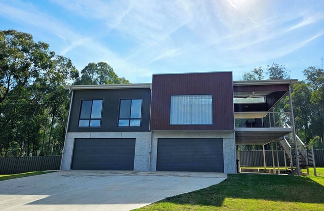 Khancoban Getaway. Modern 3-bedroom home backing onto 9-hole golf course.