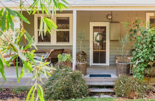 Kia-Ora Cottage - Jardín sombreado con espacio para que jueguen los niños