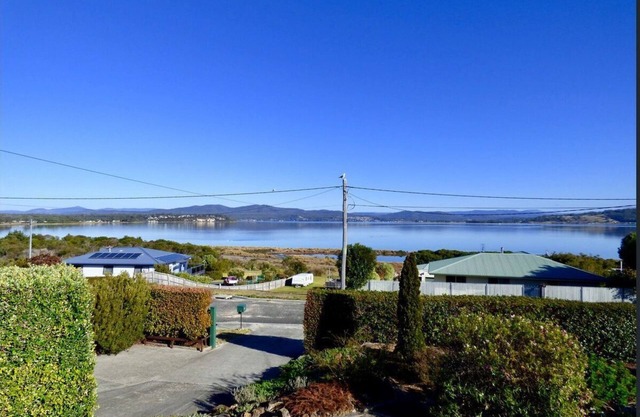 Kiama Cottage beside the Bay with spectacular views of Georges Bay and St Helens