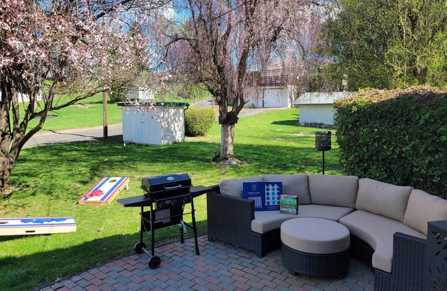Kick back and relax in this warm and inviting clasic/modern atmosphere.