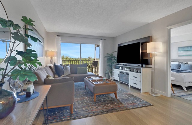 Top Floor Condo Overlooking Pool, Spa & Sundeck! Views Of Beautiful Sunsets! New Boat Docks Open!