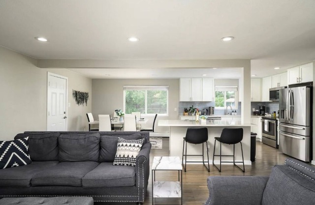 Kid & Adult Playland! Comfy, Spacious, 15min to Downtown