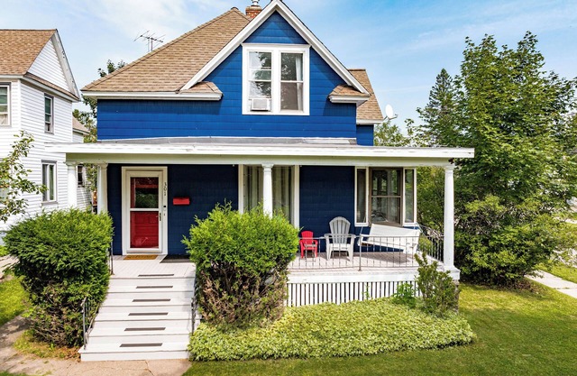 Kid-friendly, Family Homebase Only 2 Blocks to Lake Superior - Dine Hike Explore