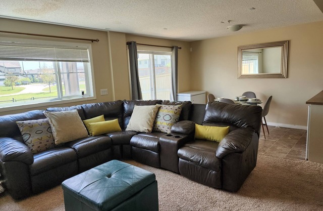 Kid friendly 22 min to YYC airport 13 min to Crossiron Mall, Park close by.