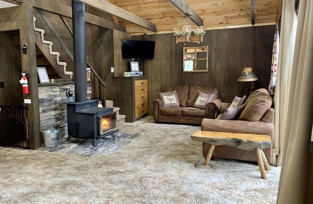 Kid friendly - Rustic Charm - 23 miles to YNP