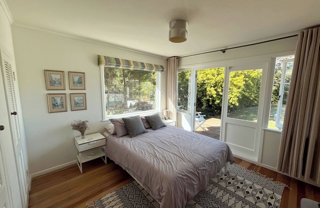 Kid (& Parent) friendly Kiwi Bach. Large garden, Parkiri Beach minutes away.