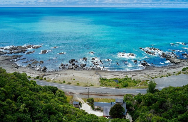 KIEKIE LODGE - GOOSE BAY HOLIDAY HOME, family friendly in Kaikoura