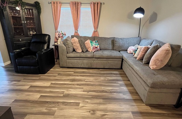 Kiki's Kasita- Charming 2 Bedroom, 1 bath with Golf Cart
