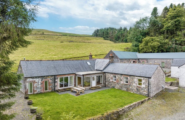 KILNMARK BOTHY, pet friendly, character holiday cottage in Moniaive