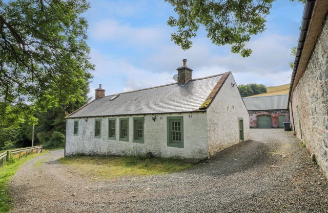 KILNMARK FARMHOUSE, pet friendly, with open fire in Moniaive