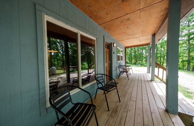 Kim's Retreat: 3-BR Cabin w/ Hot Tub near Natural Bridge & Red River Gorge