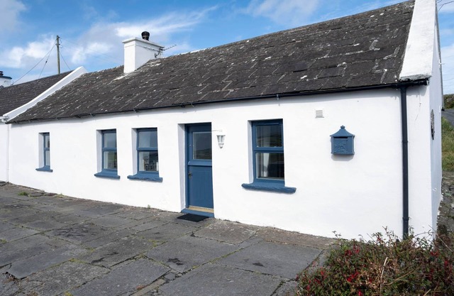 Kineilty (Kathy's) Cottage - Breathtaking Sea Views!