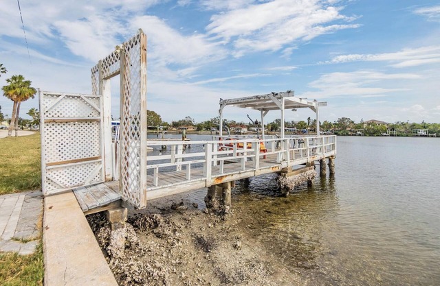 KING 1bd/1ba in St. Petersburg w/ DOCK & KAYAKS