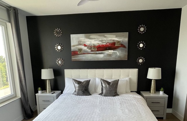King | 2 Bed w/ Den | W/D | Family & Pet Friendly