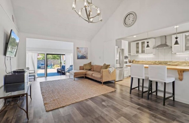 King 4BD 2BR W/Backyard Close To Everything in LA