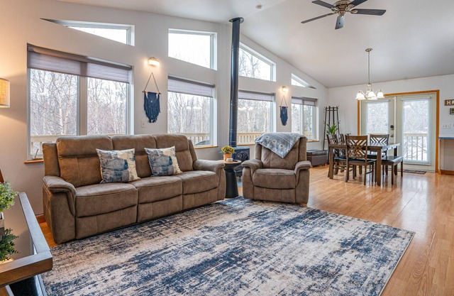 King Bed, 2 Living Areas, 2 Decks, Kid's Corner, Private, Peaceful Location
