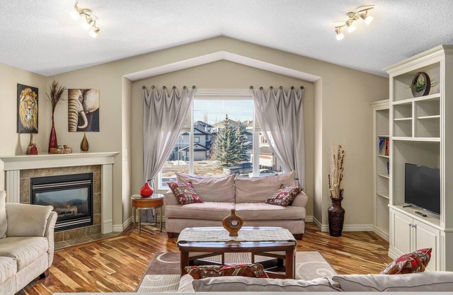 King Bed | AC | Pool Table | 70min to Banff |