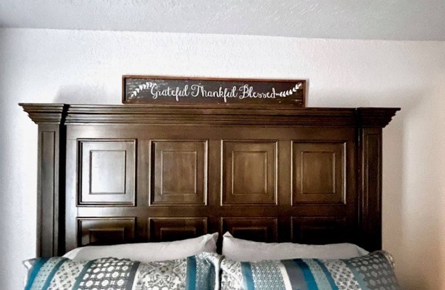 King Bed Apartment Pet Friendly with Horse Motel