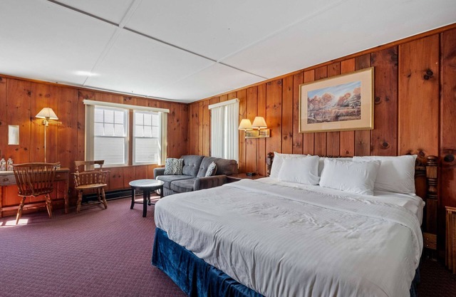 King Bed Comfort Walk to Main Street