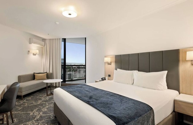 King Bed @ Higher Floors Beautiful View with Balcony CBD Brisbane