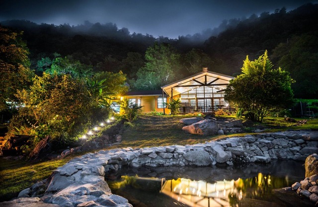 KING BED & HOT TUB in Cloud Forest Mountains with WIFI, Volcán, Panama