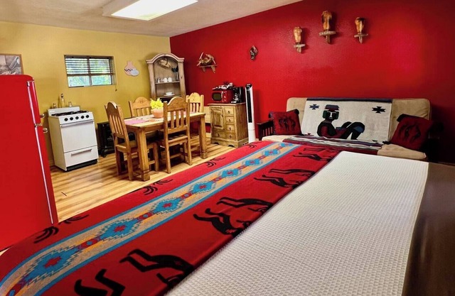 King Bed / Kitchen Suite at Lake Roberts