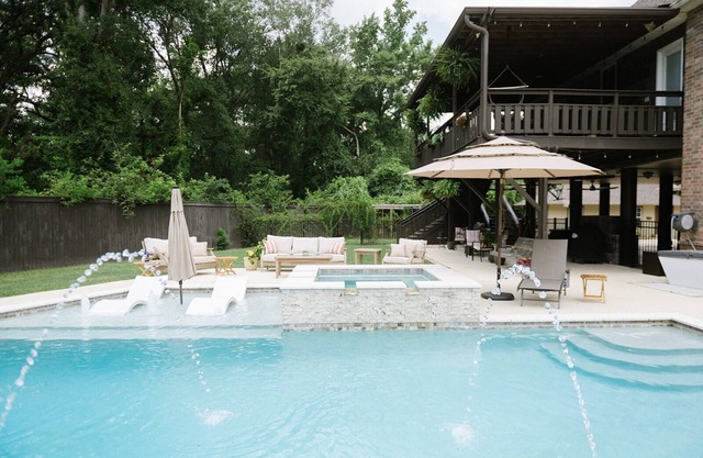 King Bed-Large Living Room-Pool-Hot Tub