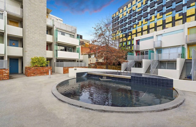 King Bed Living in Heart of the CBD, With Parking