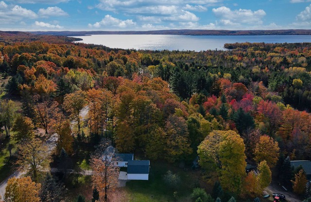KING bed master, near Lake Charlevoix! Updated, Sleeps 9. HIGH SPEED Inet.