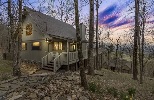 King Bed, Mountain Scenes, Hot Tub, Pet Friendly