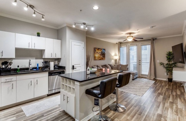 King Bed-Pool-Hot Tub-Gym-Uptown-Pet Friendly!