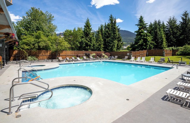 KING Bed - Premium Hotel Style Suite - Centrally Located Steps from from Village