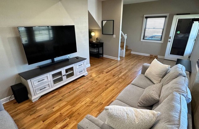 King Bed Private Backyard Grill and Fireplace