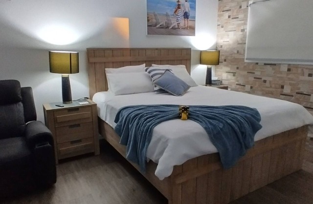 King bed, Recliner and Private. 1.5km to Lammermoor beach. AC and Starlink wifi