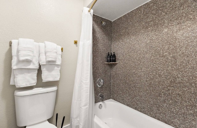 King Bed; San Antonio near Aiport; Pool; Near medical center