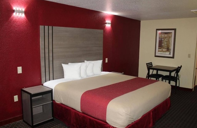 King Bed, Scottish Inns, Laundry Facility, Free Parking, Near Fort Worth Zoo