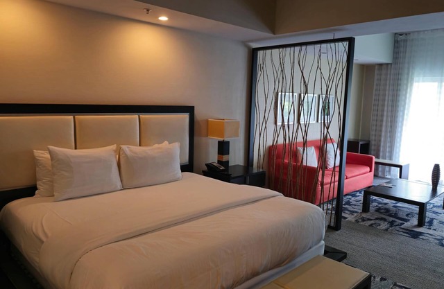 King Bed Studio ADA - Pool, Dining, Parking, Spa