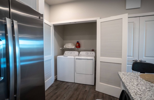 King Bed Suite Free Netflix/Parking