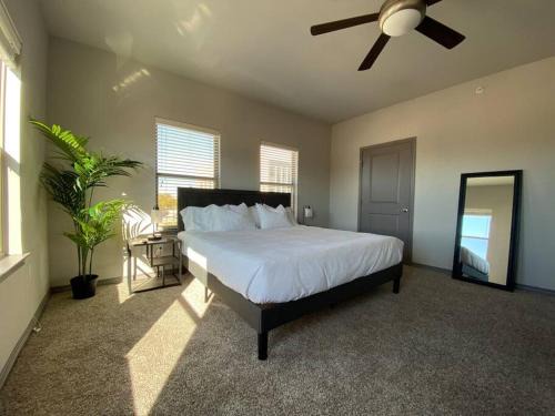 KING BEDS-Lg Apt-65 inch Roku-Walk to Food and Drinks