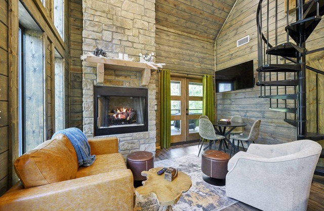 King BR+Loft w Hot Tub, 4.6 Miles to Marina!