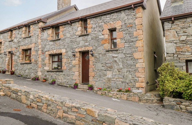 KING COTTAGE, family friendly in Cleggan, County Galway