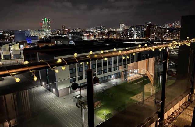 King Deluxe City Apt, Balcony View & Free Parking!