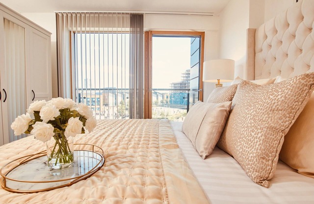 King Deluxe City Apt Large Balcony& Free Parking!