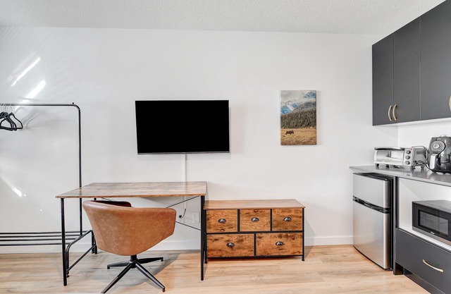 King Exec Suite w Kitchenette Modern and Trendy!