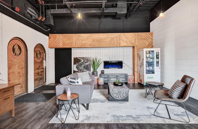 King Exec Urban Lofts Suite Modern and Trendy!