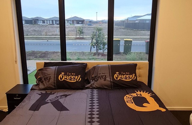 King Family room with shared bathroom