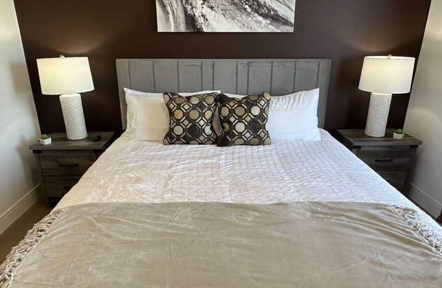 King | Kid & Pet Friendly | W/D | Gym | 300 Wi-Fi